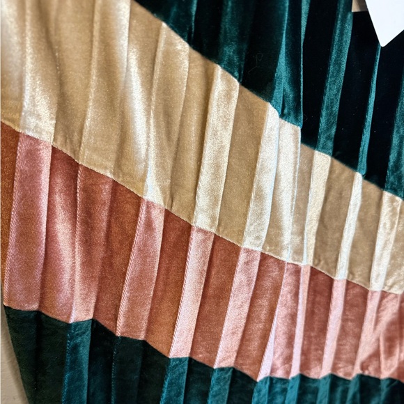 Meisie Pleated Velvet green multi-colored skirt Size Medium - Picture 4 of 7